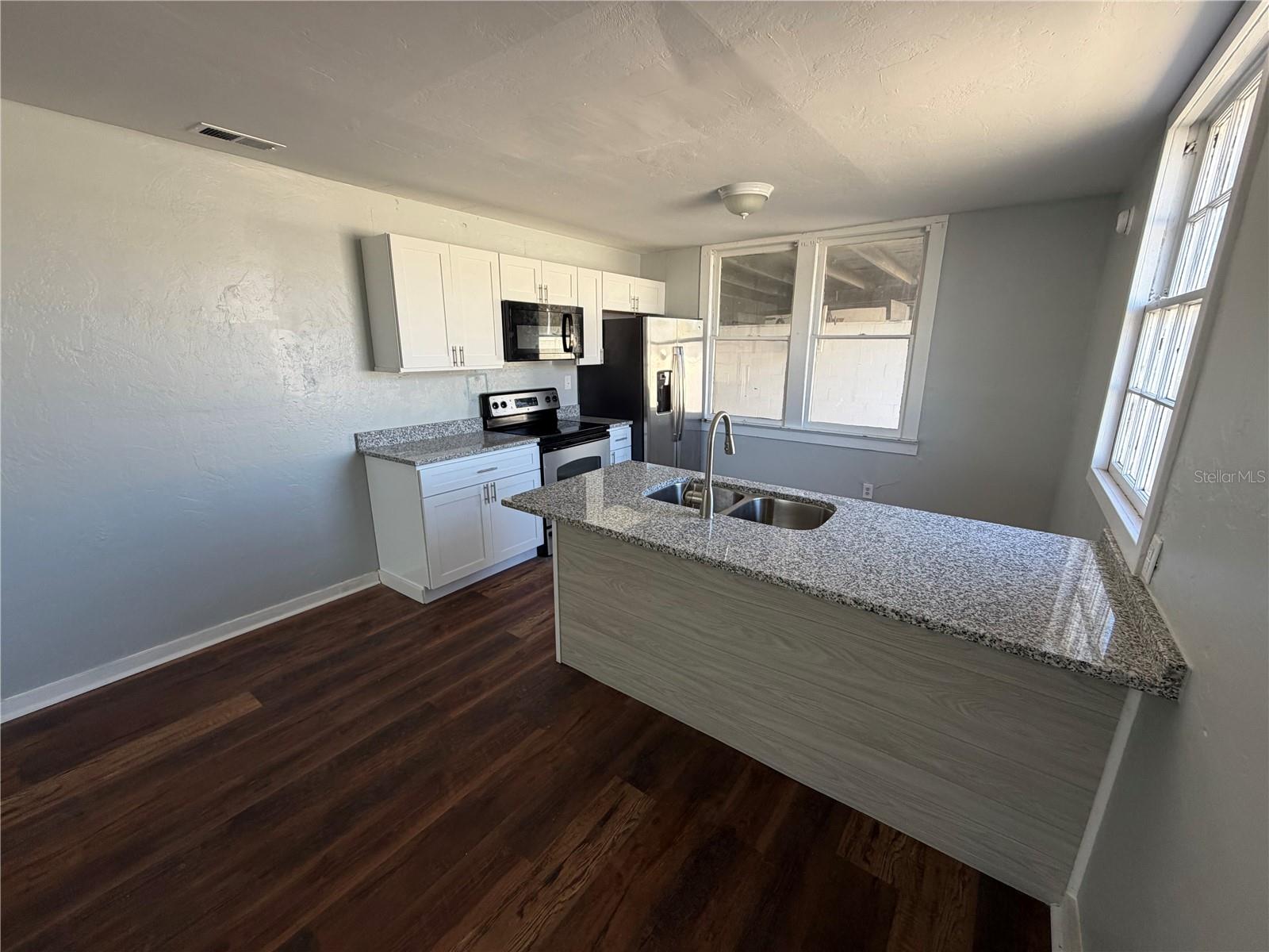 Image 4 of 17 For 325 Franklin Street