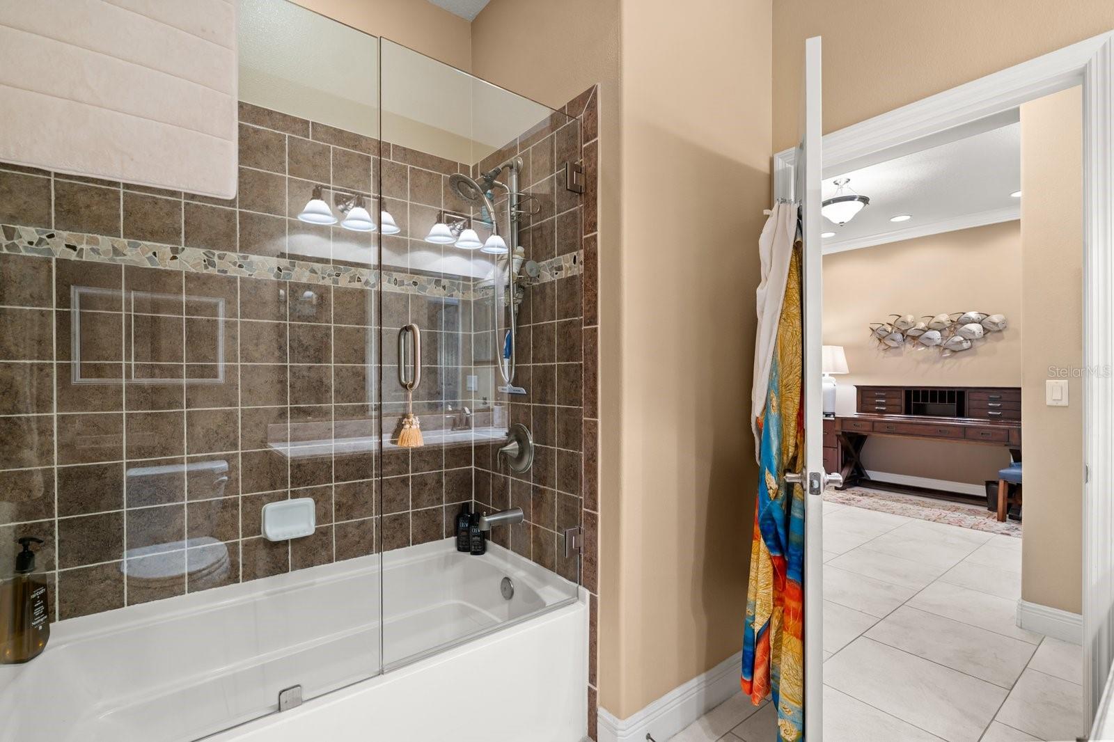 Image 19 of 26 For 11920 Verrazano Drive