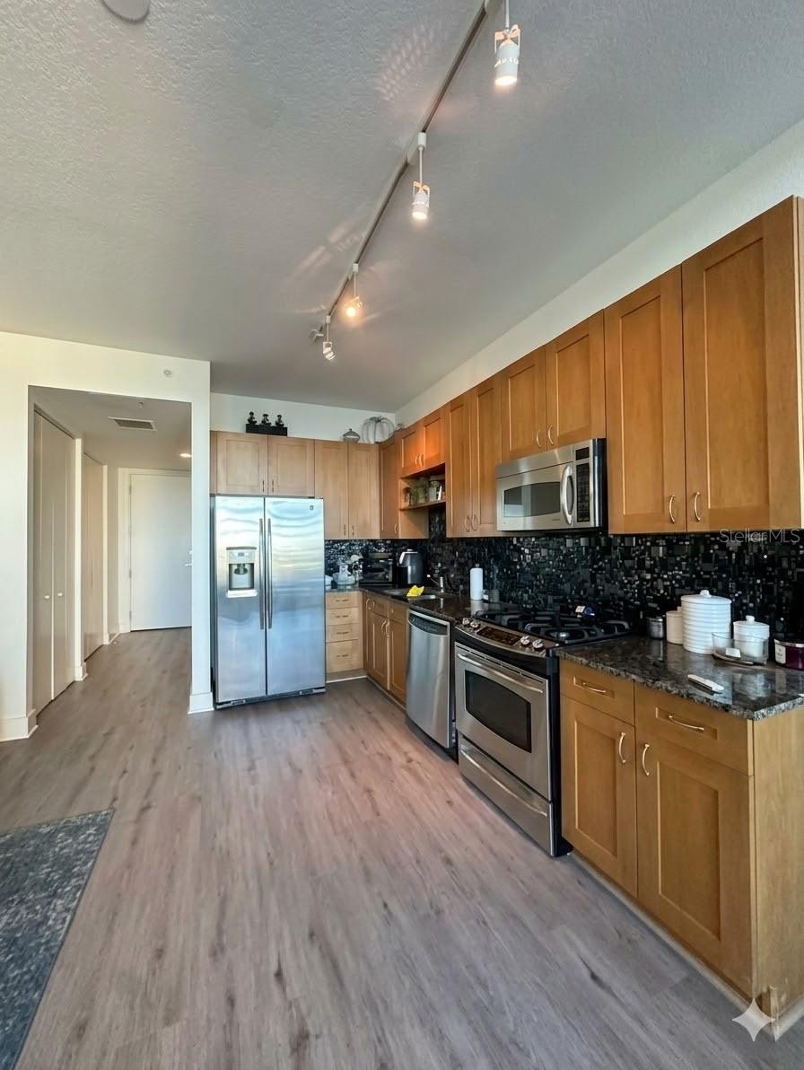 Image 4 of 9 For 150 Robinson Street 8a