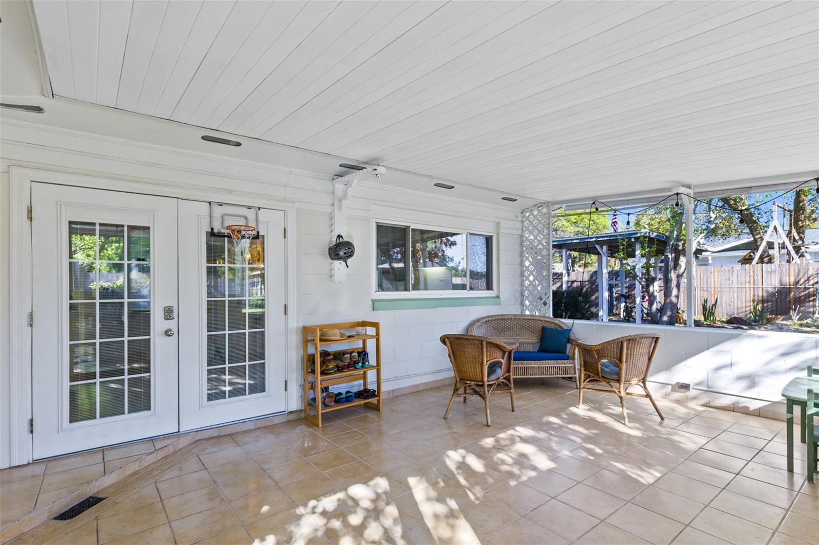 Image 24 of 43 For 2013 Holly Avenue