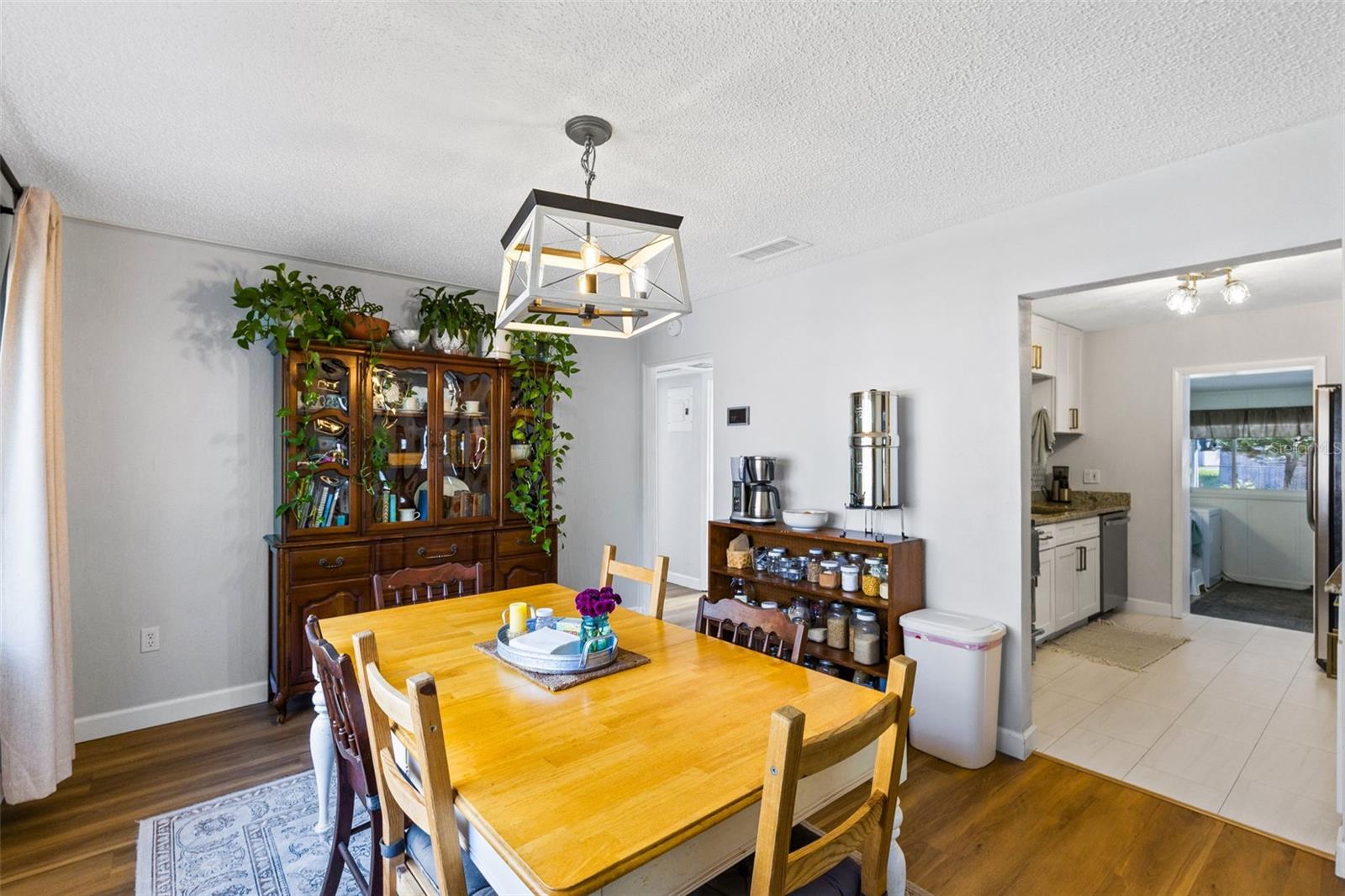 Image 4 of 43 For 2013 Holly Avenue