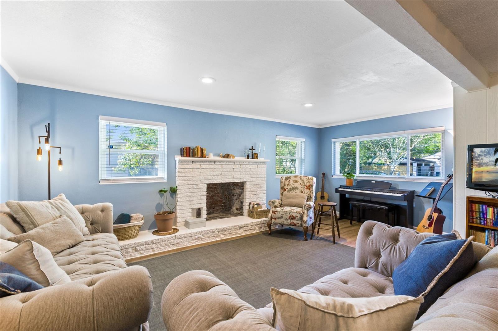 Image 6 of 43 For 2013 Holly Avenue