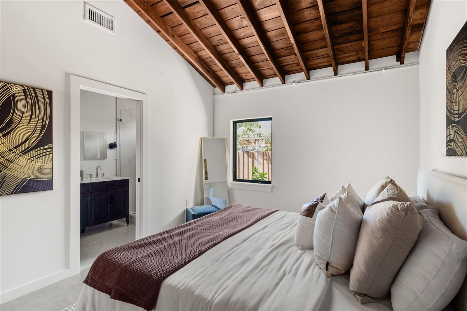 Image 22 of 39 For 870 Carver Street A