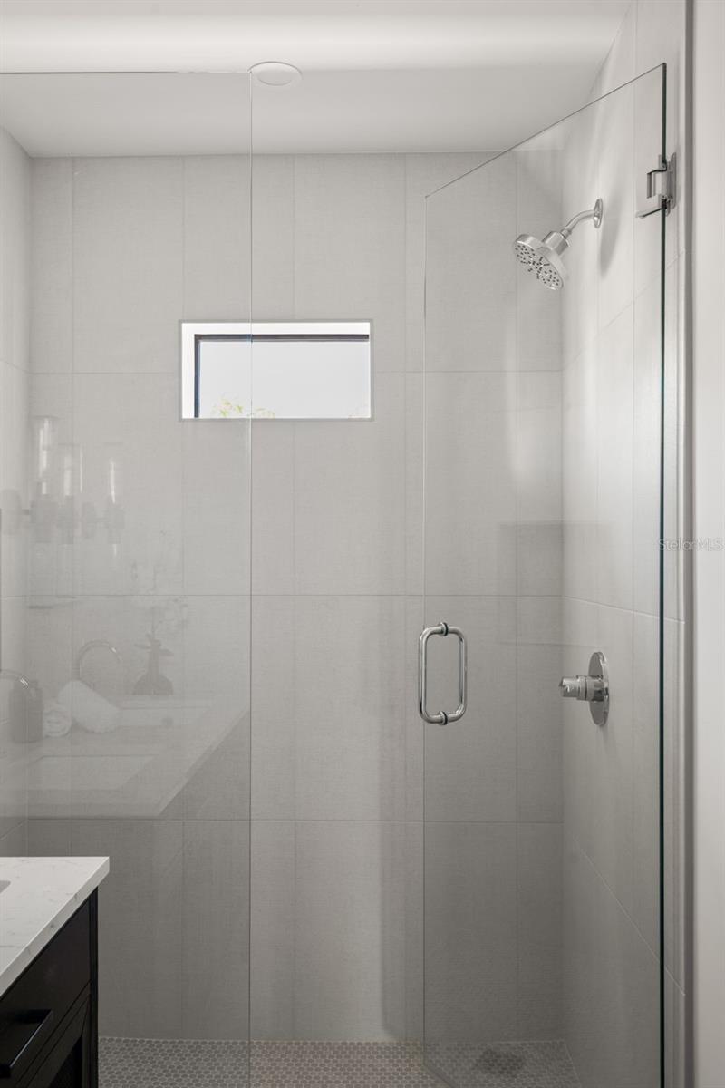 Image 24 of 39 For 870 Carver Street A