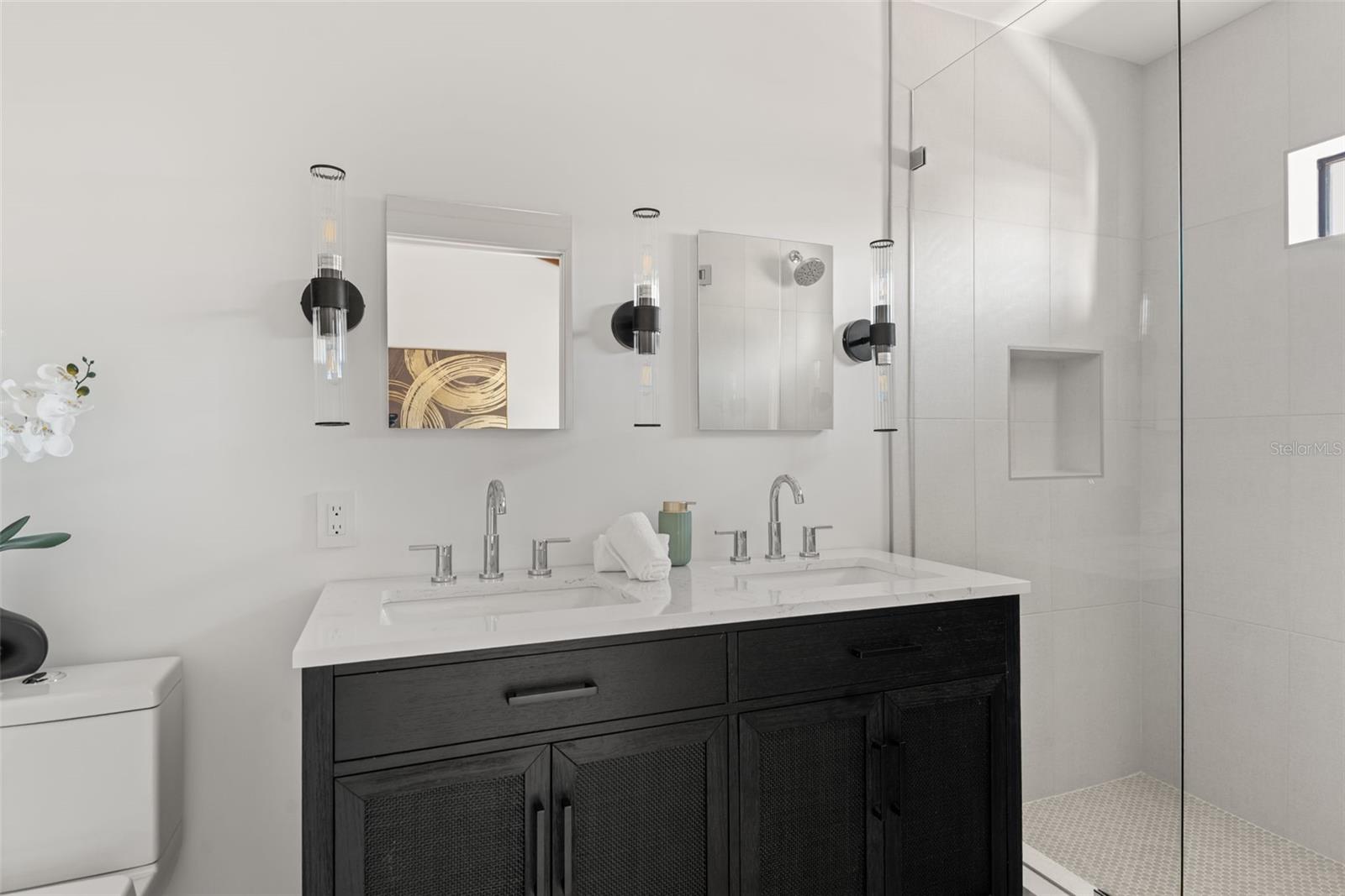 Image 25 of 39 For 870 Carver Street A