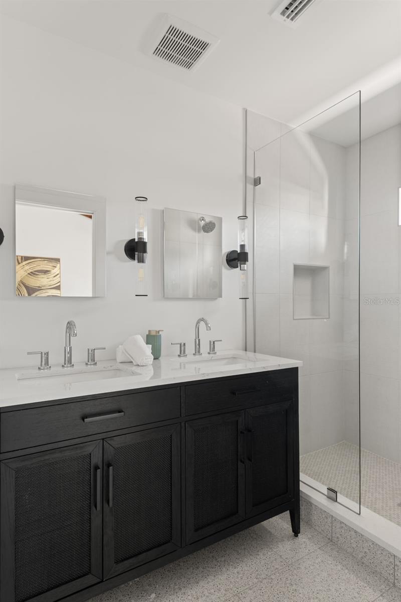 Image 26 of 39 For 870 Carver Street A