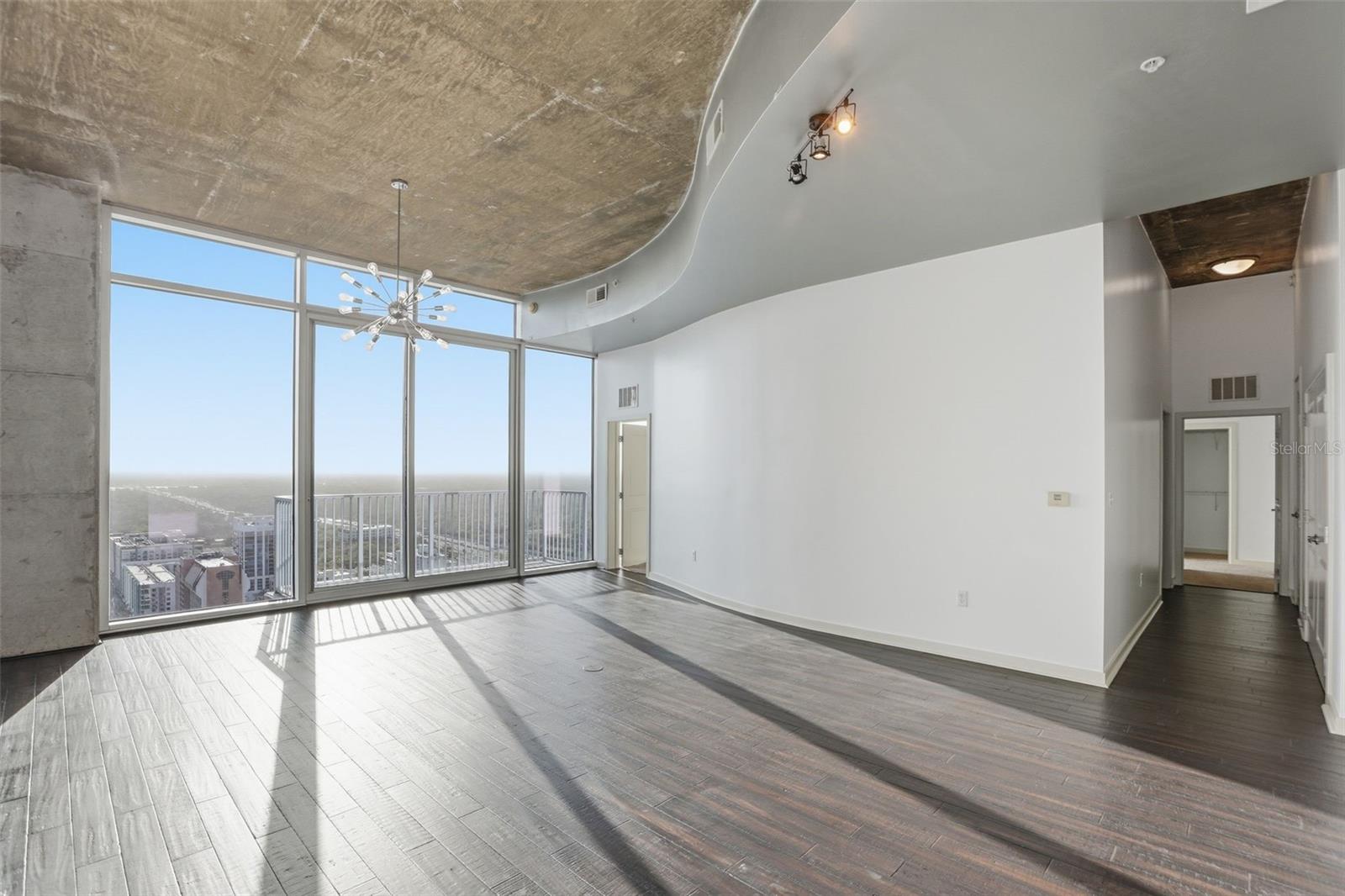 Image 11 of 44 For 155 Court Avenue 2903