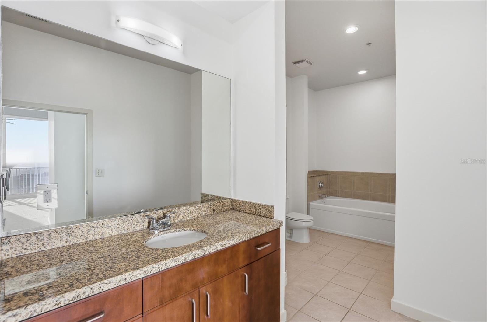 Image 18 of 44 For 155 Court Avenue 2903