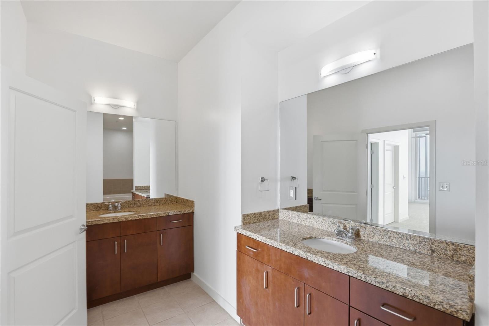 Image 19 of 44 For 155 Court Avenue 2903