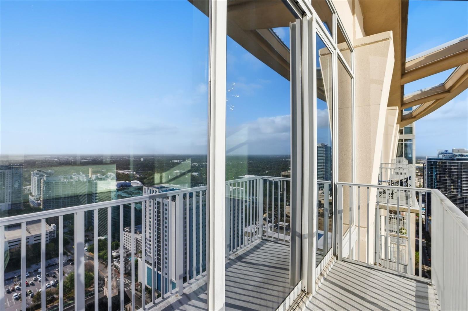 Image 26 of 44 For 155 Court Avenue 2903