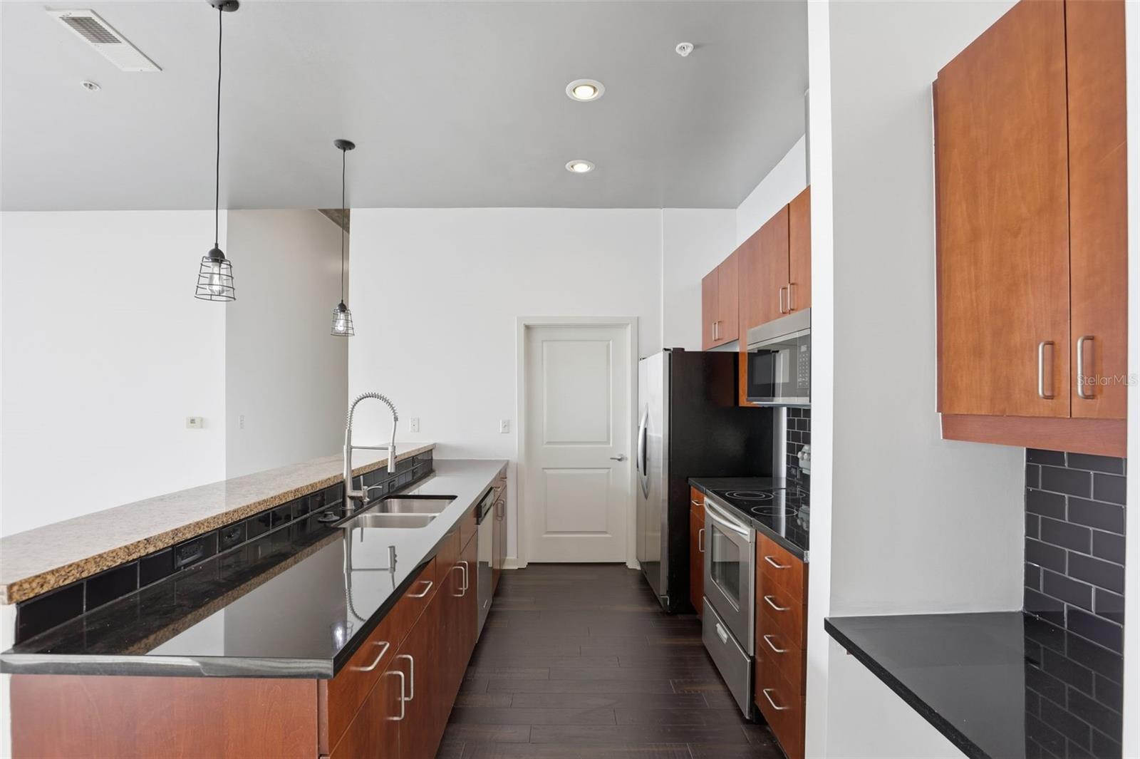 Image 6 of 44 For 155 Court Avenue 2903