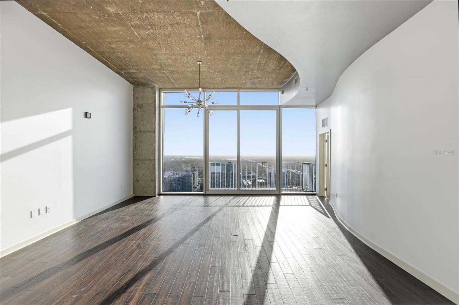 Image 9 of 44 For 155 Court Avenue 2903