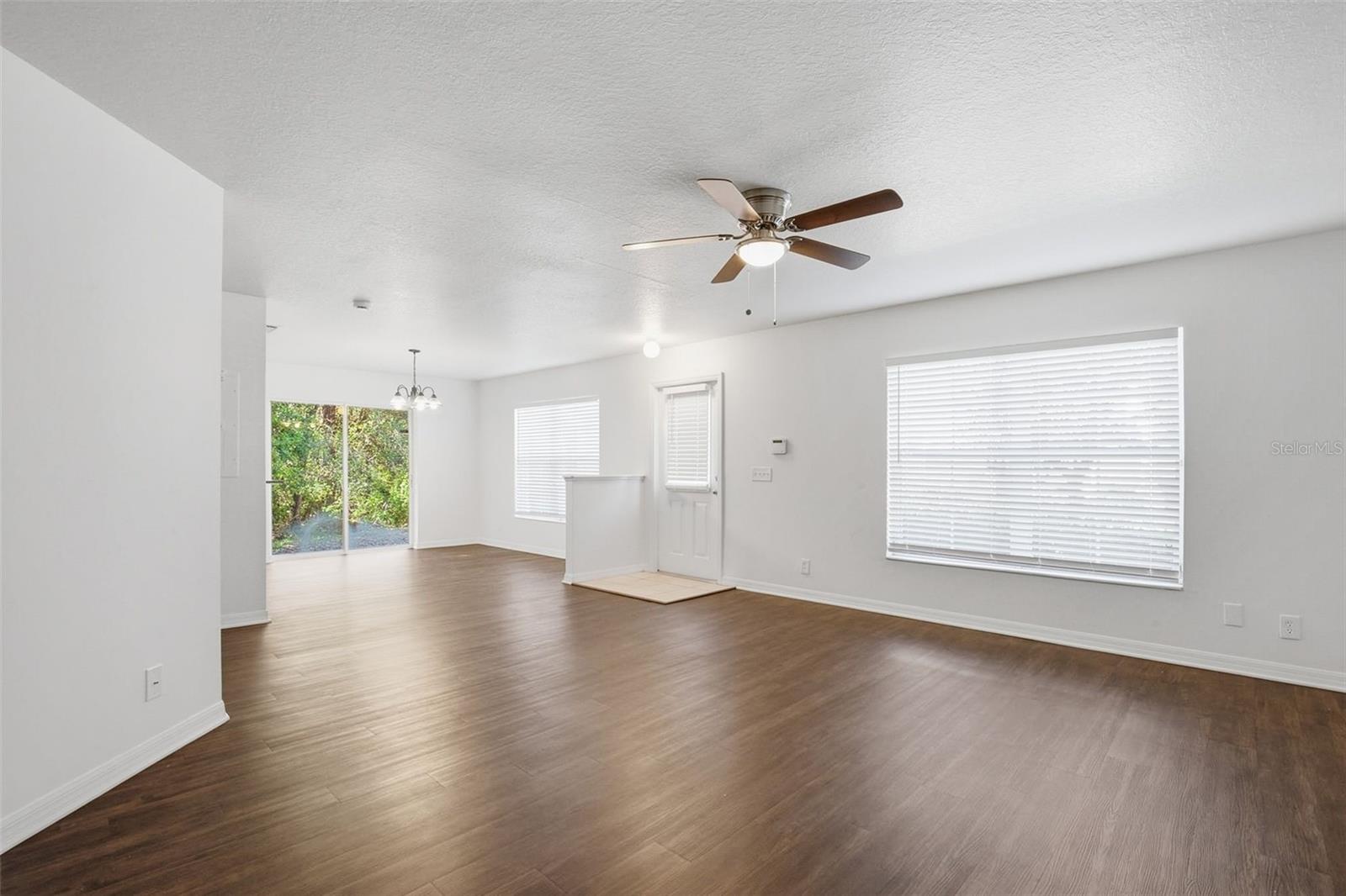 Listing photo id 3 for 9620 Charlesberg Drive 9