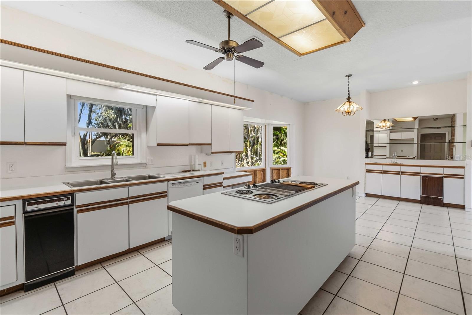 Image 11 of 40 For 7468 Lake Willis Drive