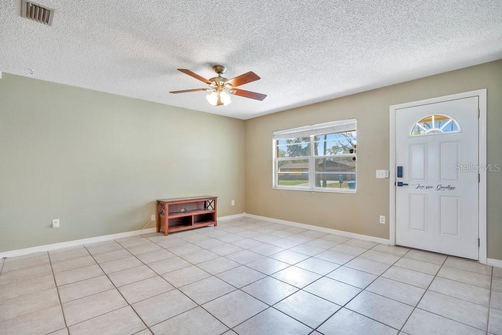 Image 4 of 25 For 1813 Oakey Avenue