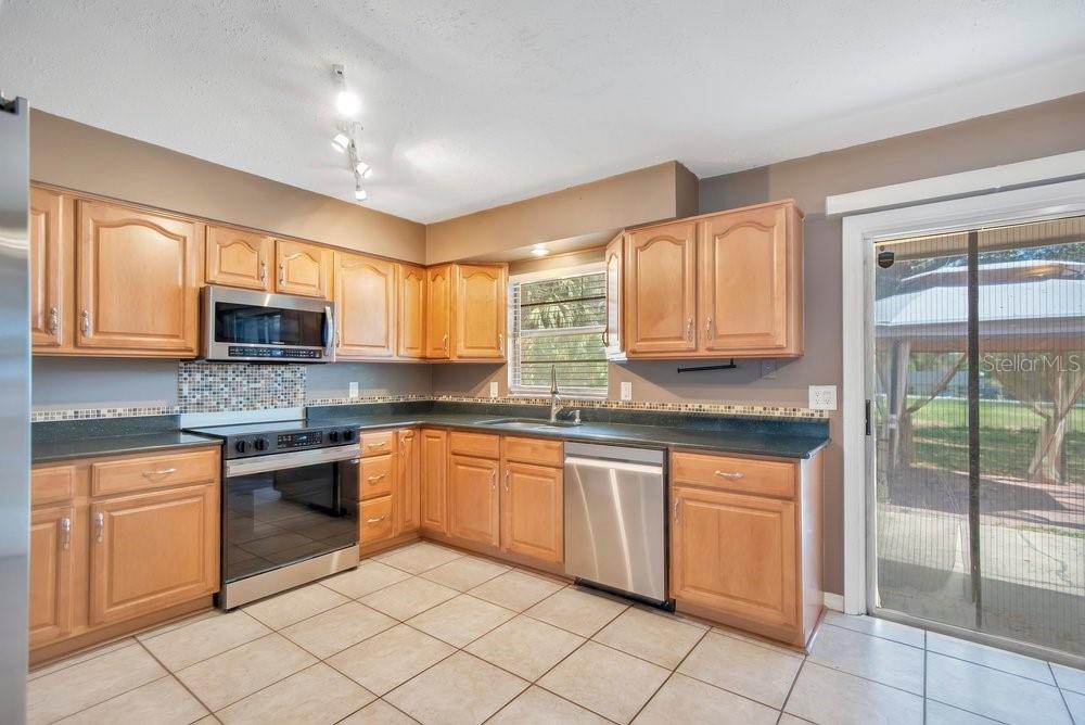 Image 9 of 25 For 1813 Oakey Avenue