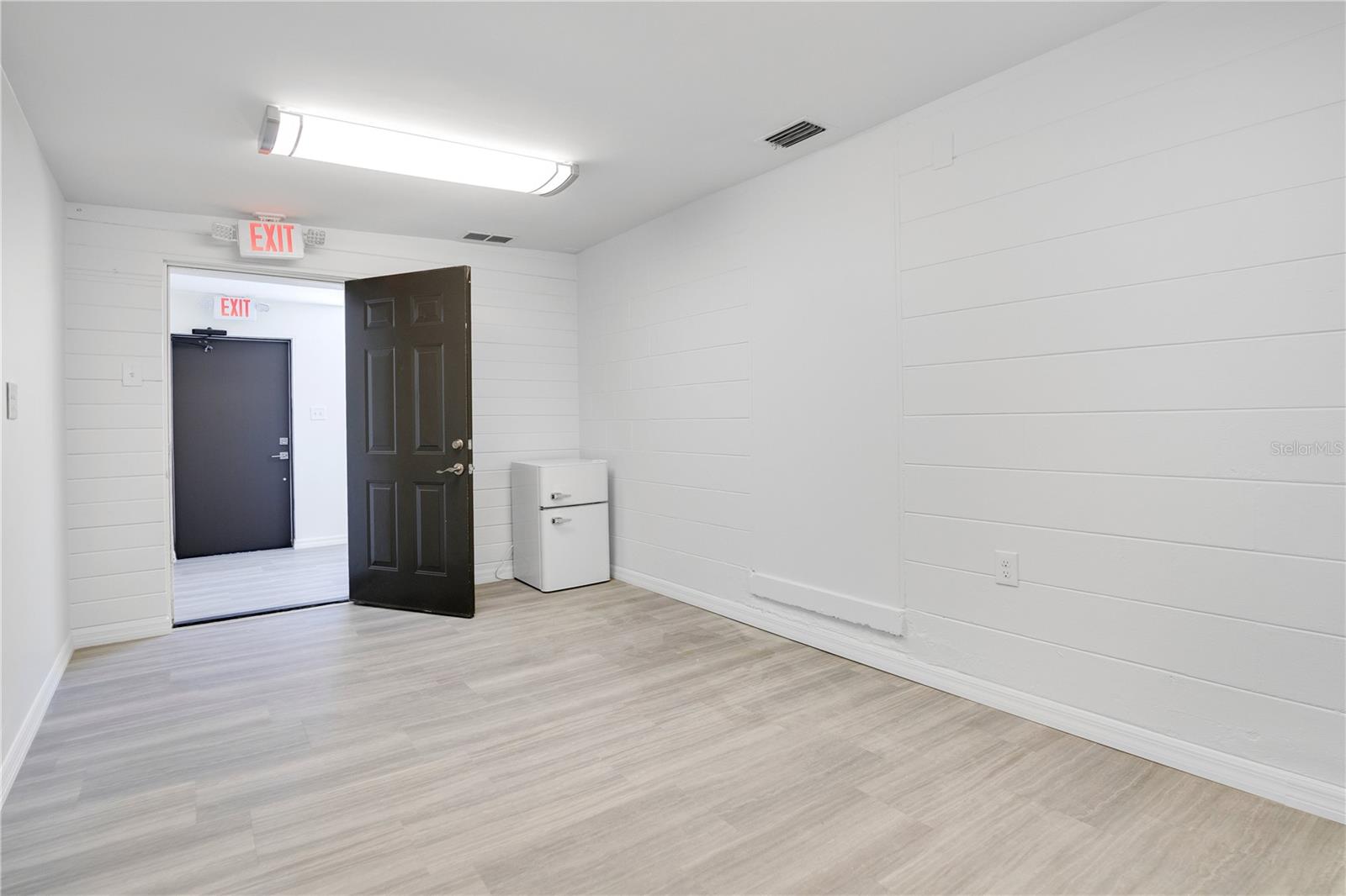 Image 18 of 32 For 4749 Hargrave Street