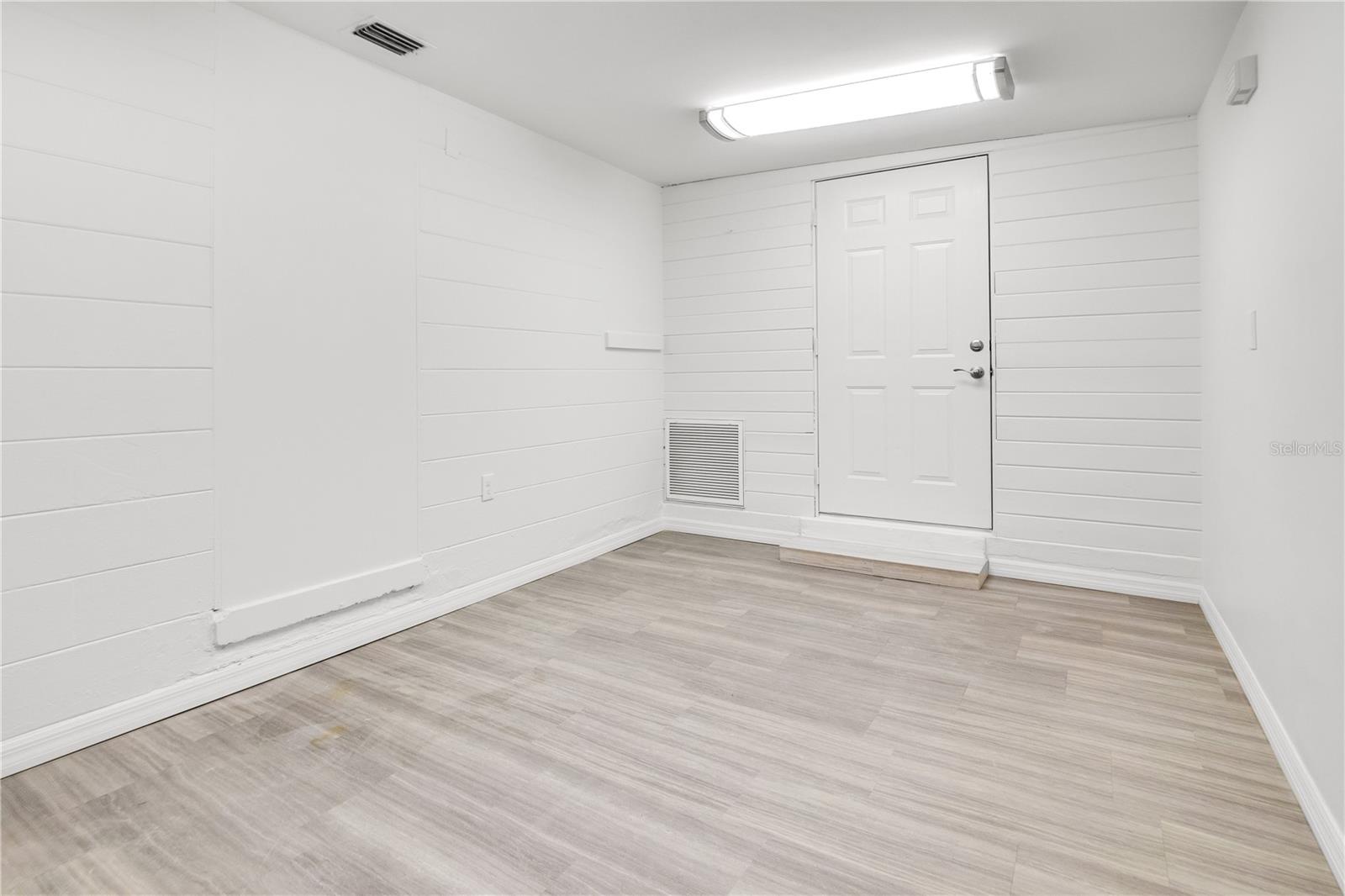 Image 19 of 32 For 4749 Hargrave Street