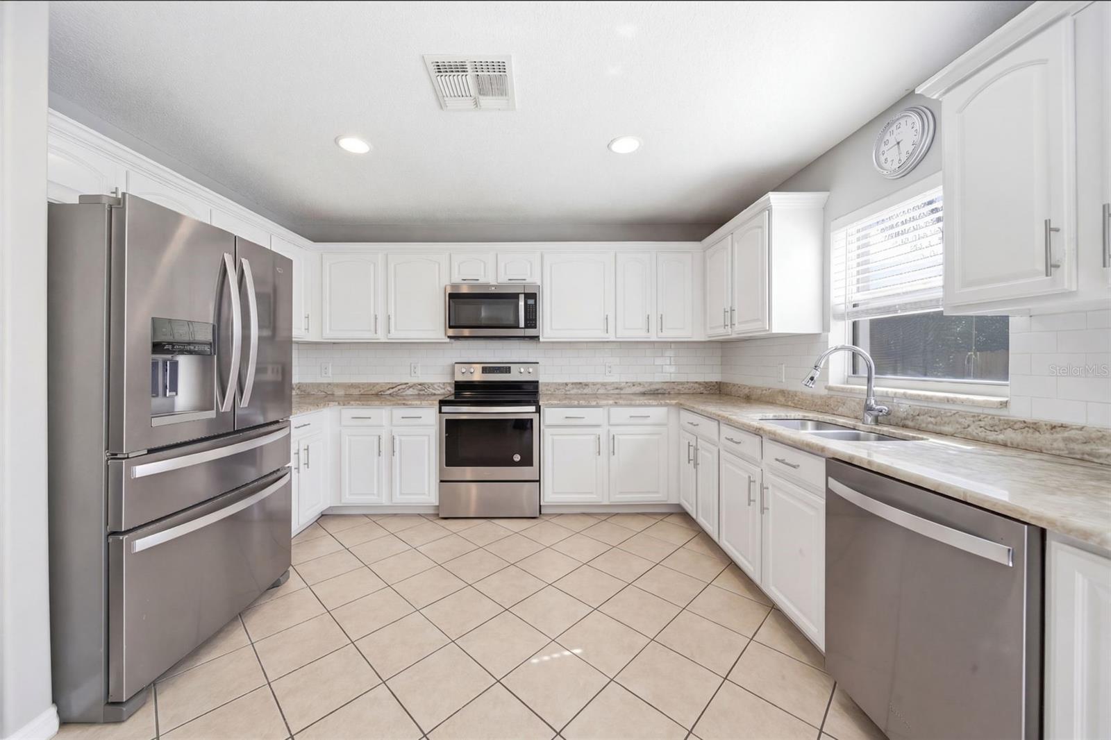 Image 11 of 35 For 411 Robin Road