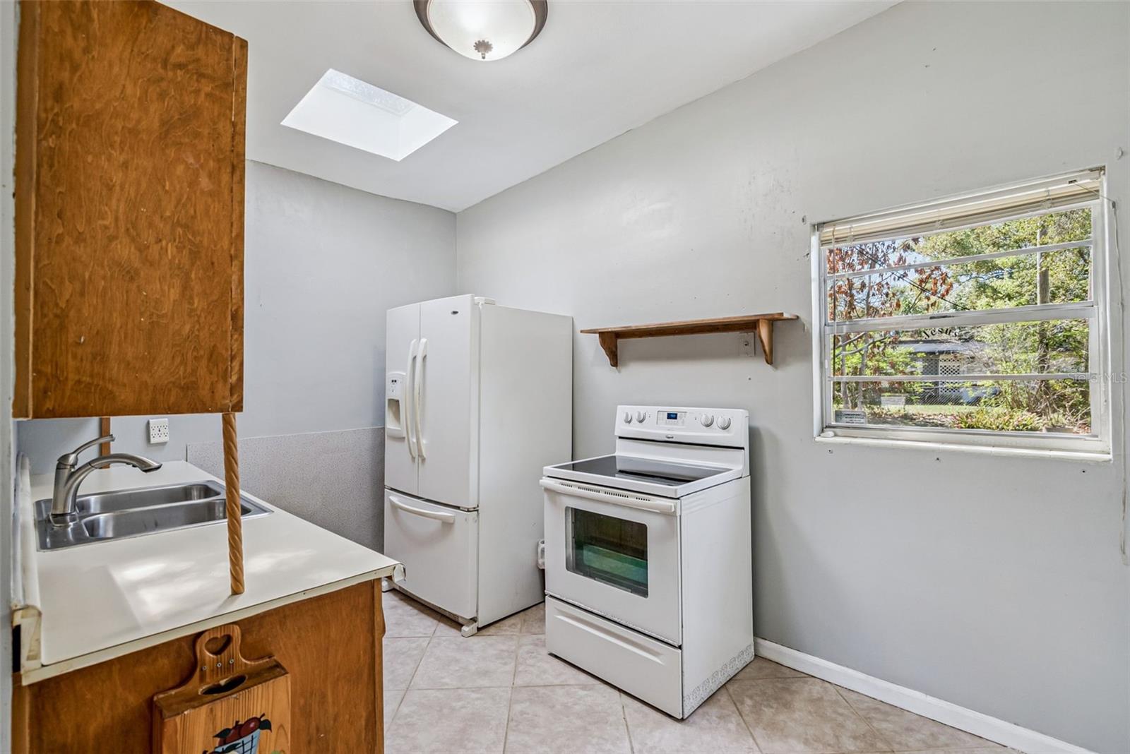 Listing photo id 9 for 129 Mayfair Circle