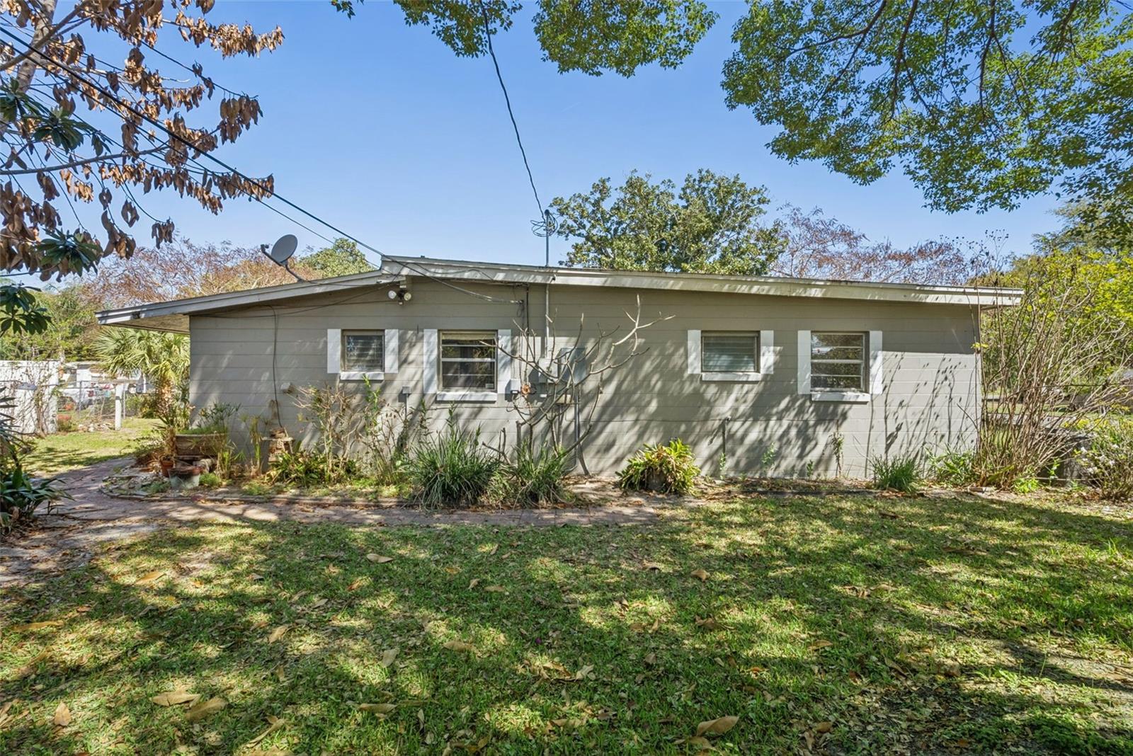 Listing photo id 13 for 129 Mayfair Circle