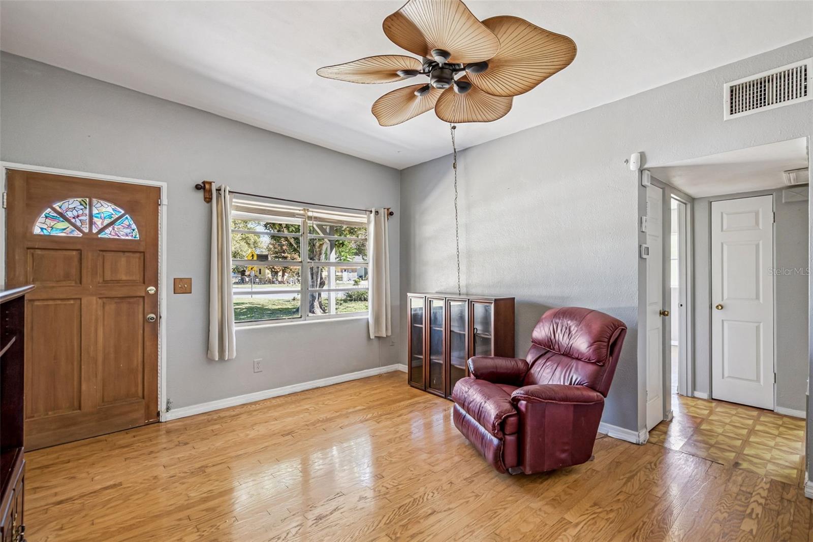 Listing photo id 3 for 129 Mayfair Circle