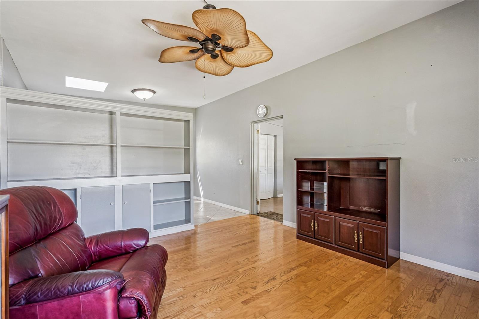 Listing photo id 5 for 129 Mayfair Circle