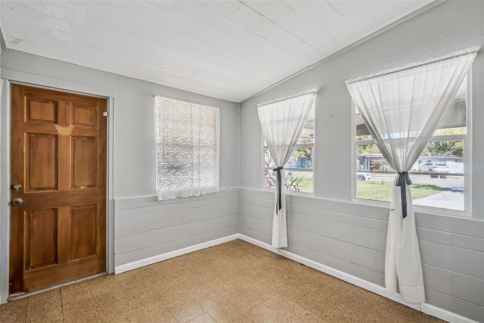 Listing photo id 7 for 129 Mayfair Circle