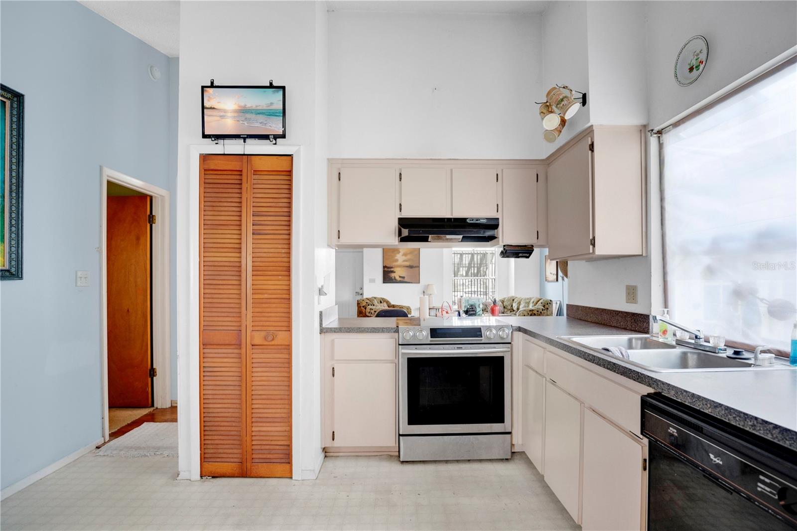 Image 4 of 23 For 9826 Surrey Ridge Road