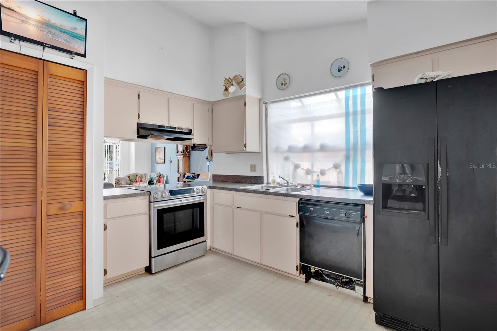 Image 6 of 23 For 9826 Surrey Ridge Road