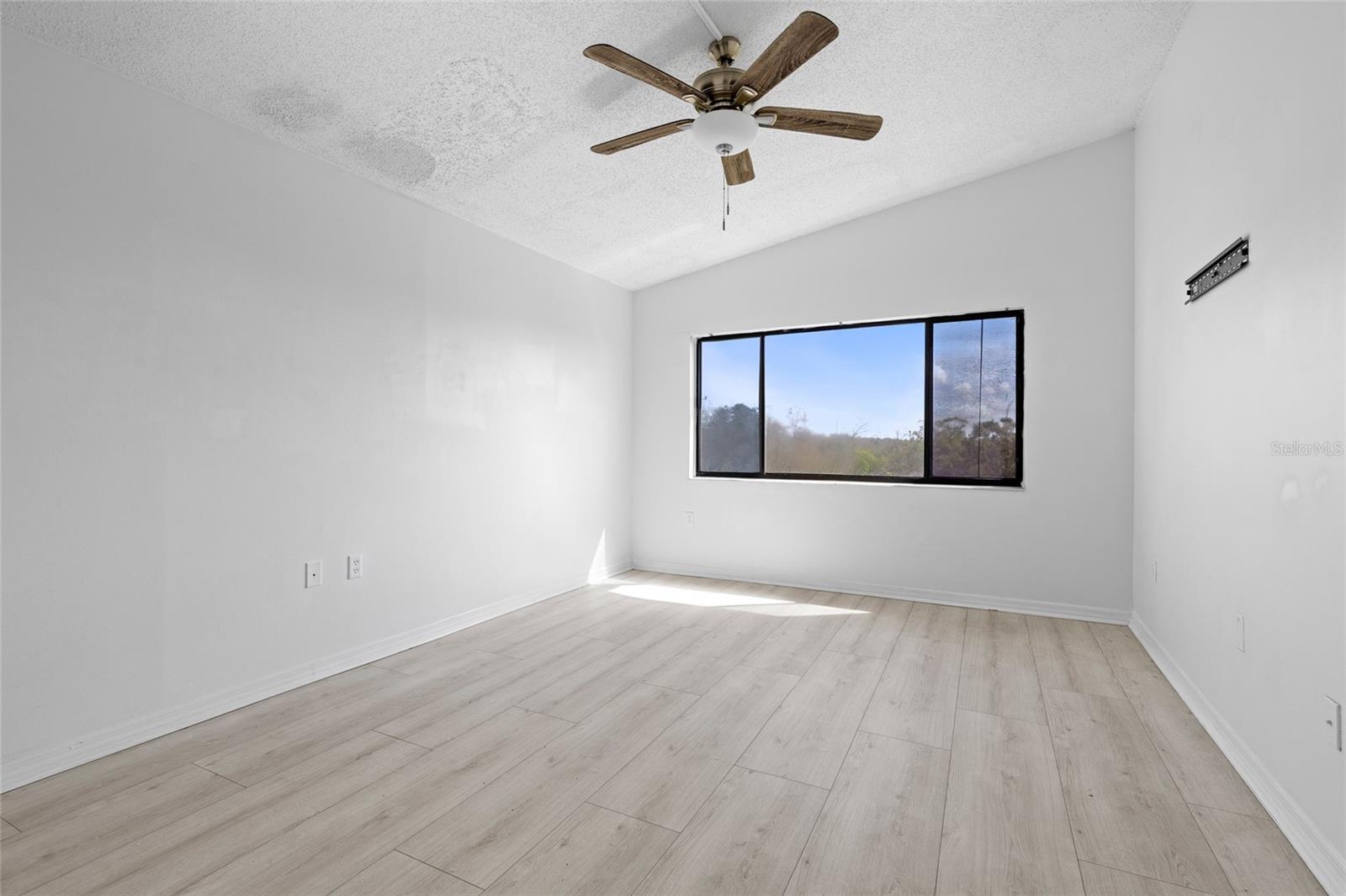 Image 18 of 42 For 1064 Lotus Parkway 941