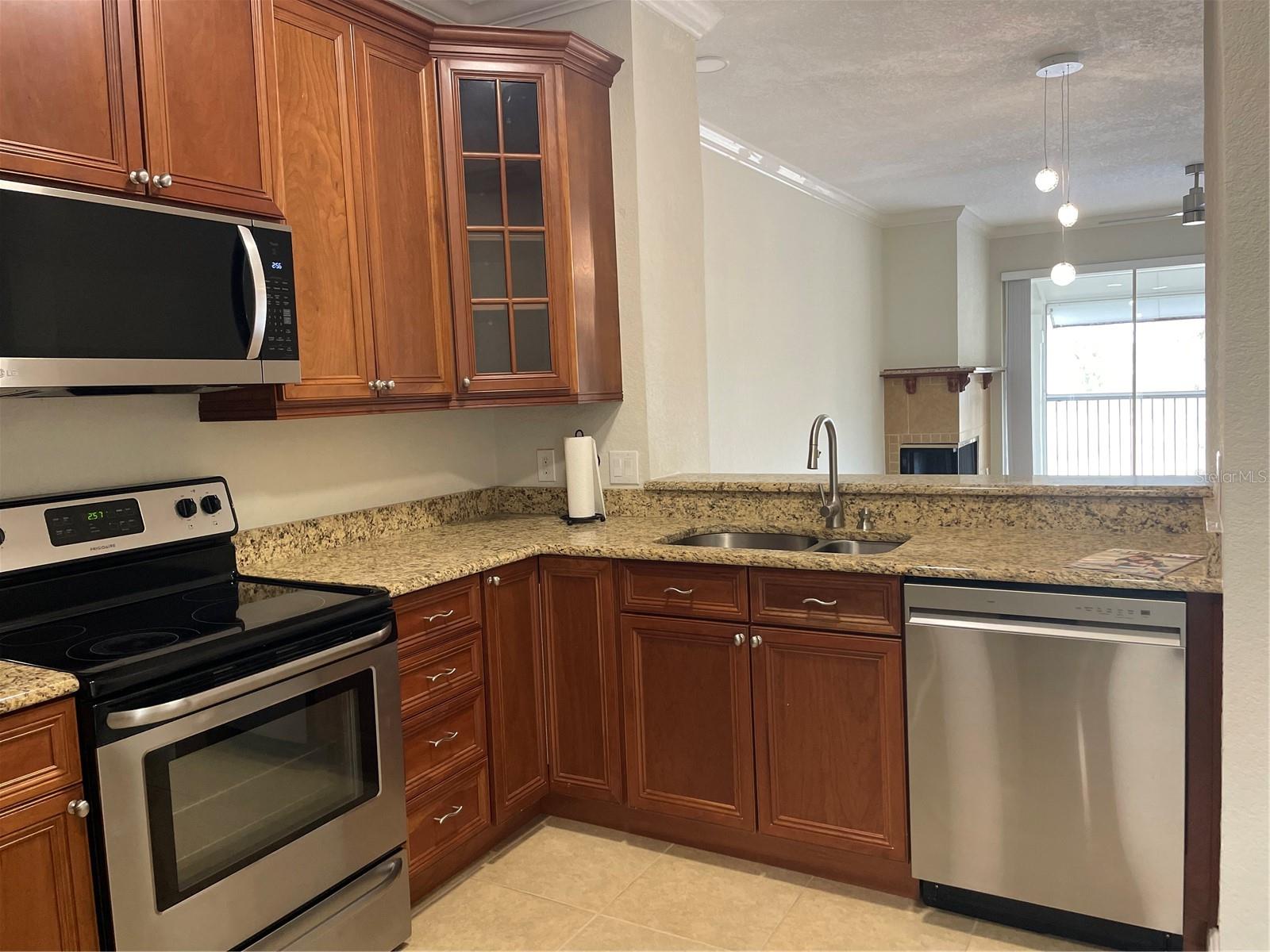 Image 5 of 24 For 443 Hamptoncrest Circle 000