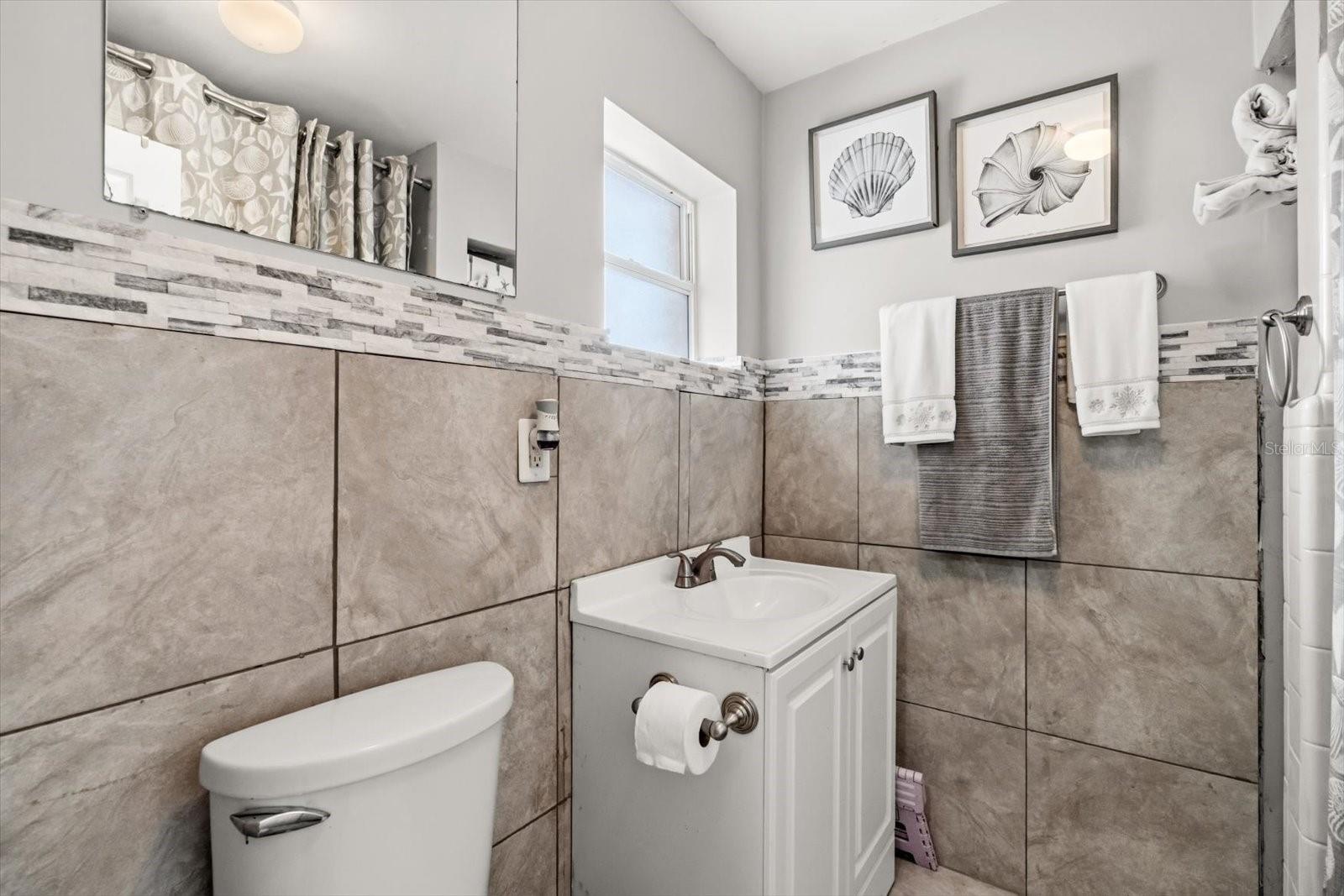 Image 11 of 30 For 820 Clifford Avenue