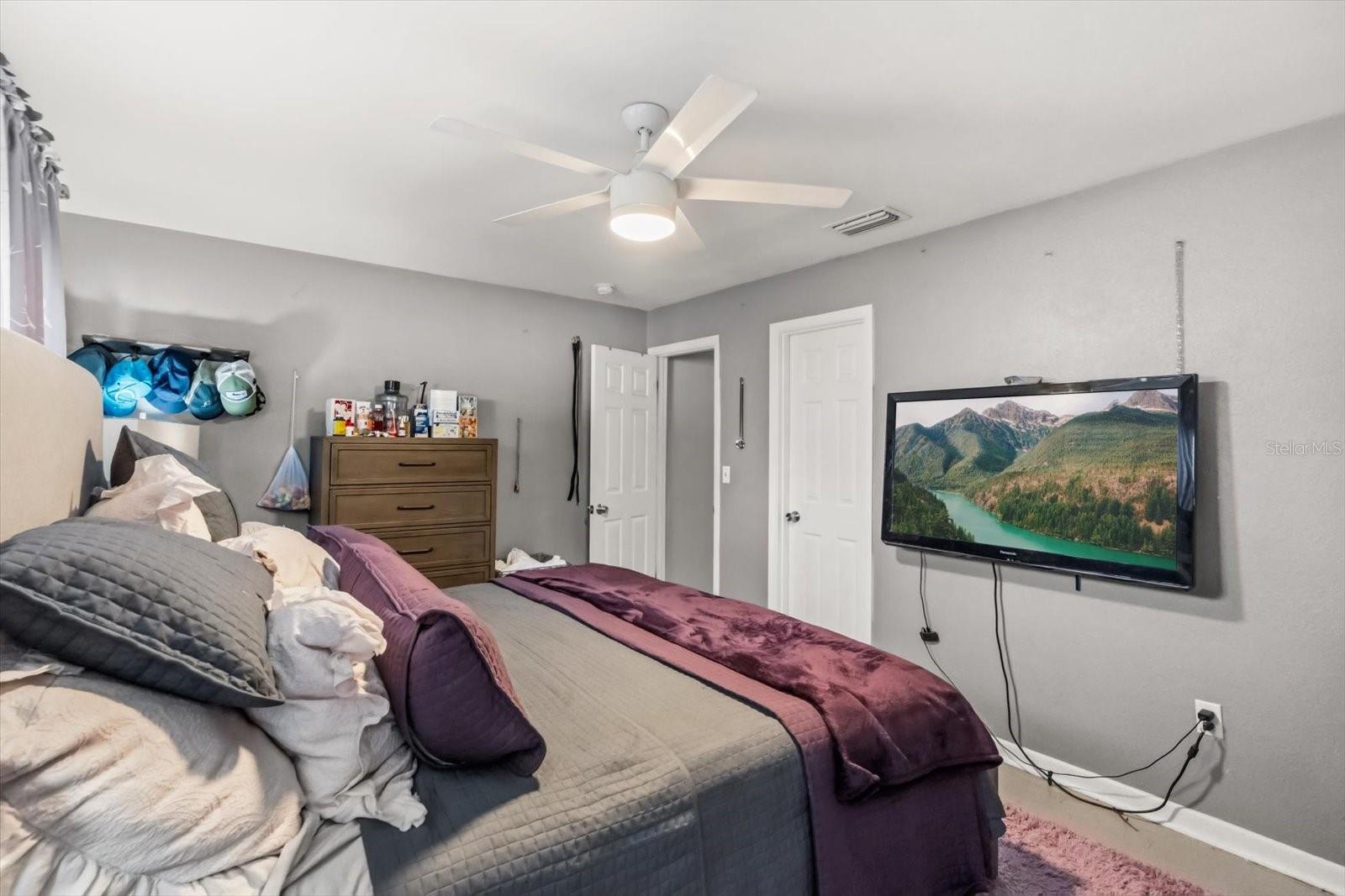 Image 16 of 30 For 820 Clifford Avenue