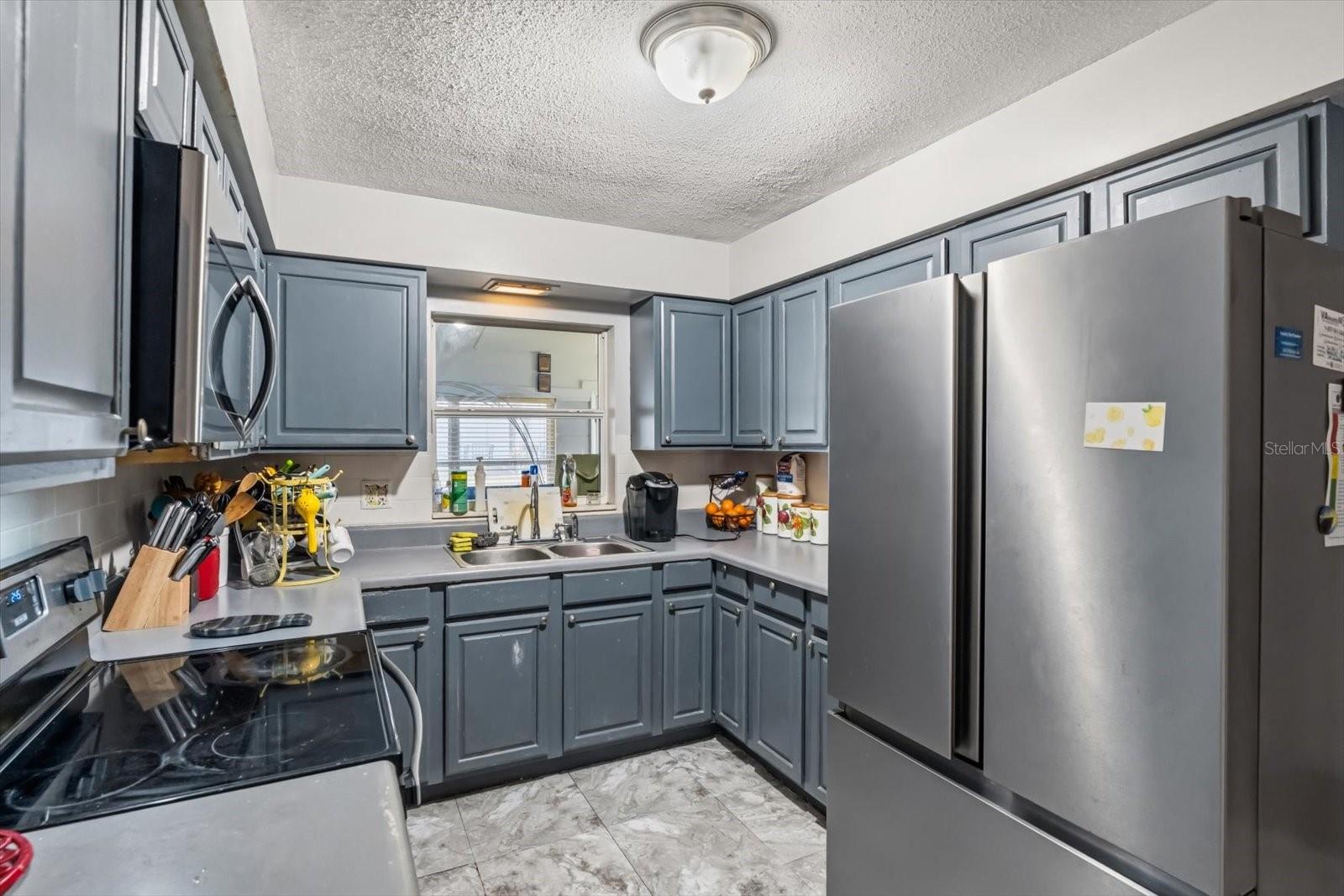 Image 6 of 30 For 820 Clifford Avenue