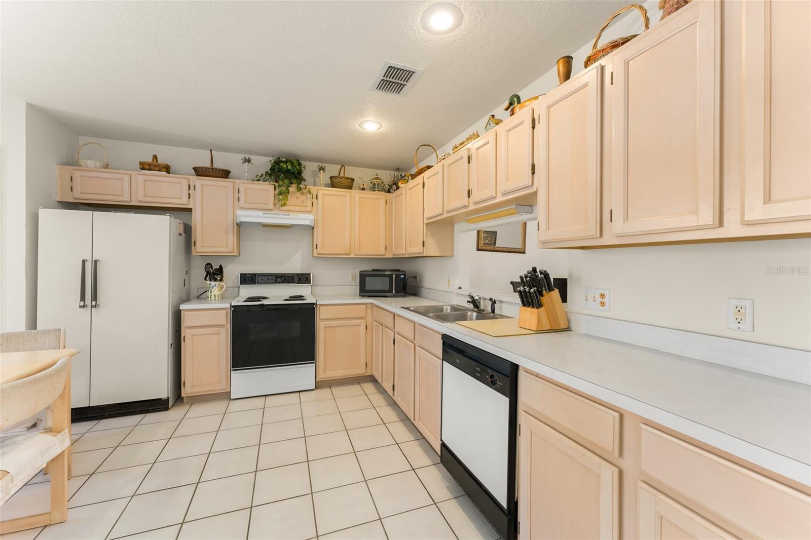 Image 8 of 43 For 925 Beresford Way