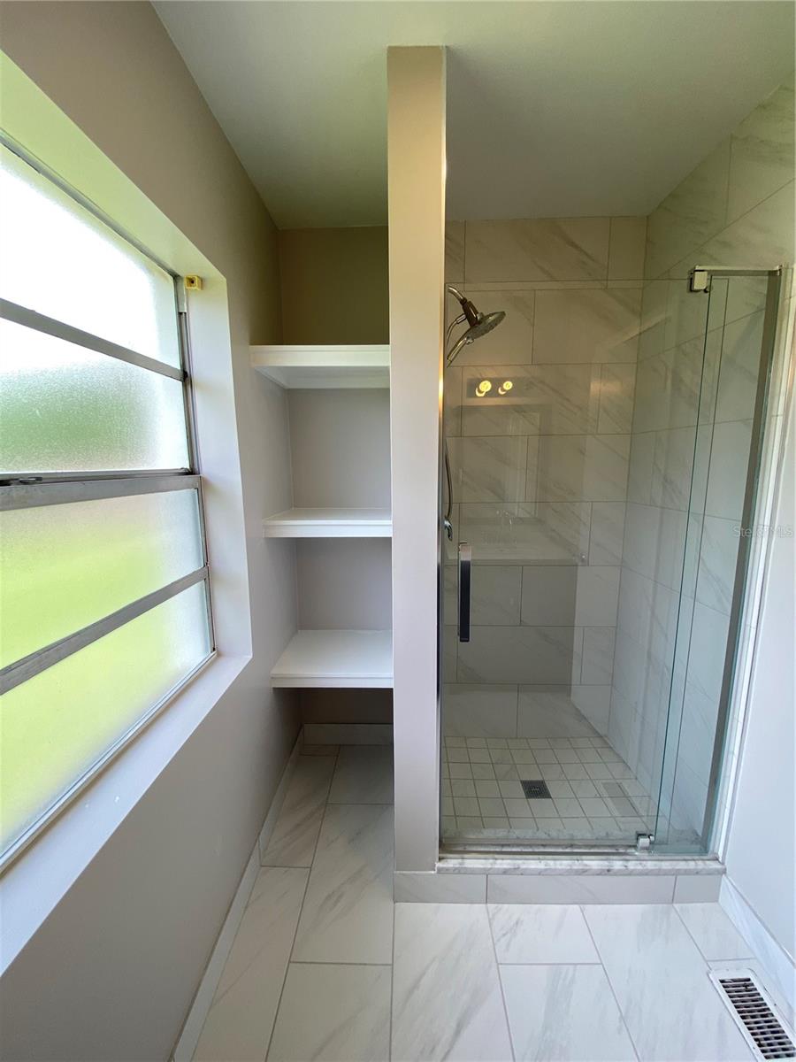 Image 21 of 37 For 1044 Bumby Avenue