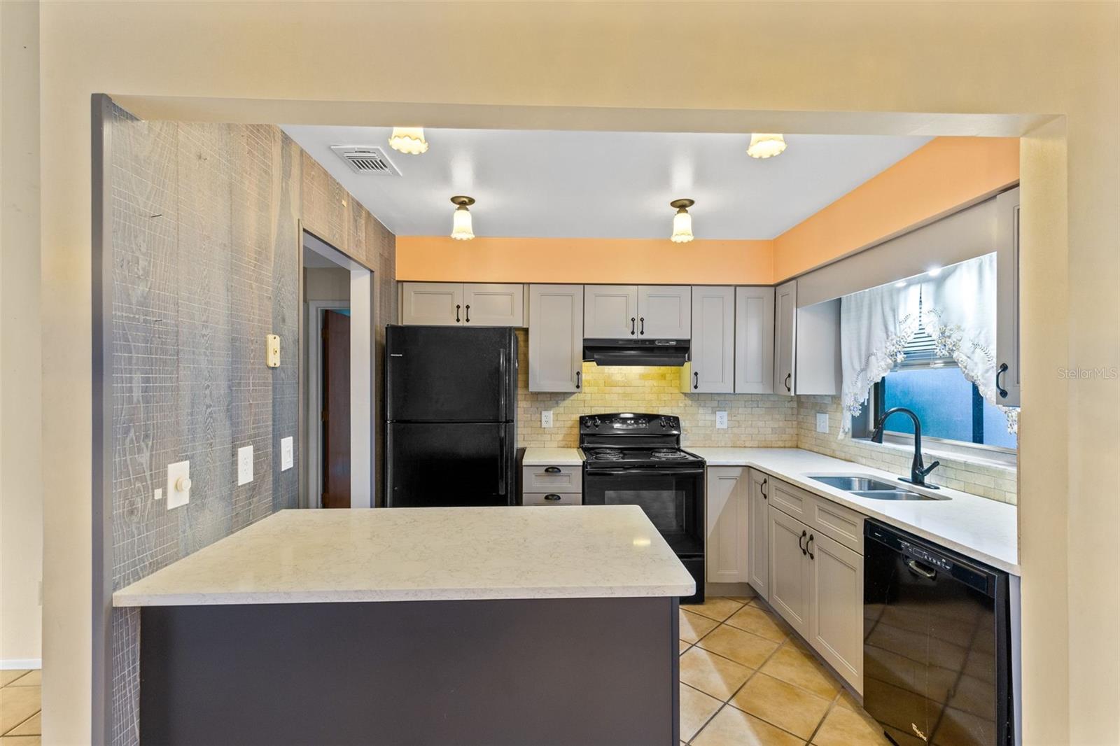 Image 11 of 31 For 7213 Silver Place