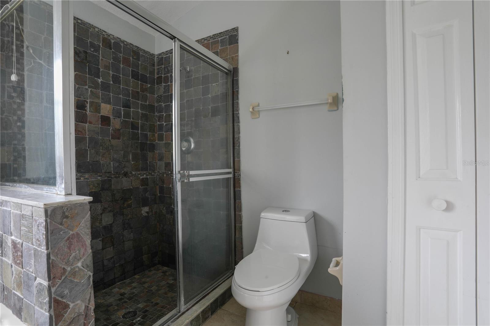 Image 16 of 25 For 647 Falling Oak Cove