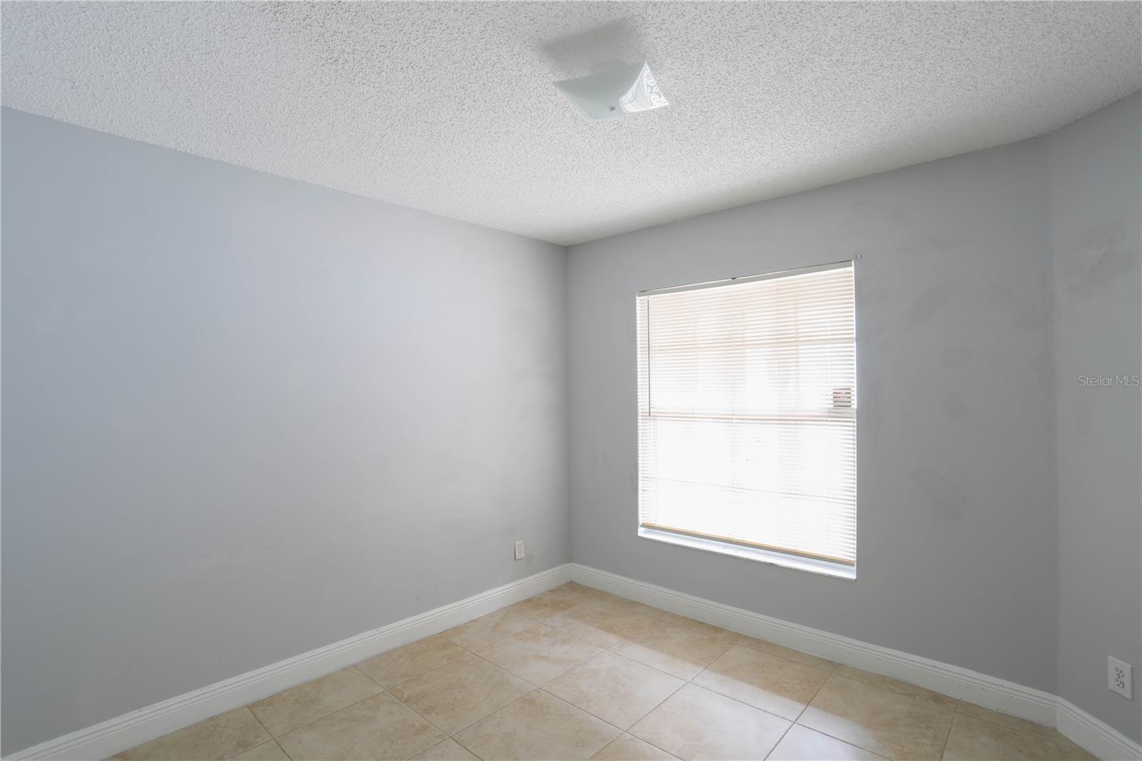 Image 17 of 25 For 647 Falling Oak Cove