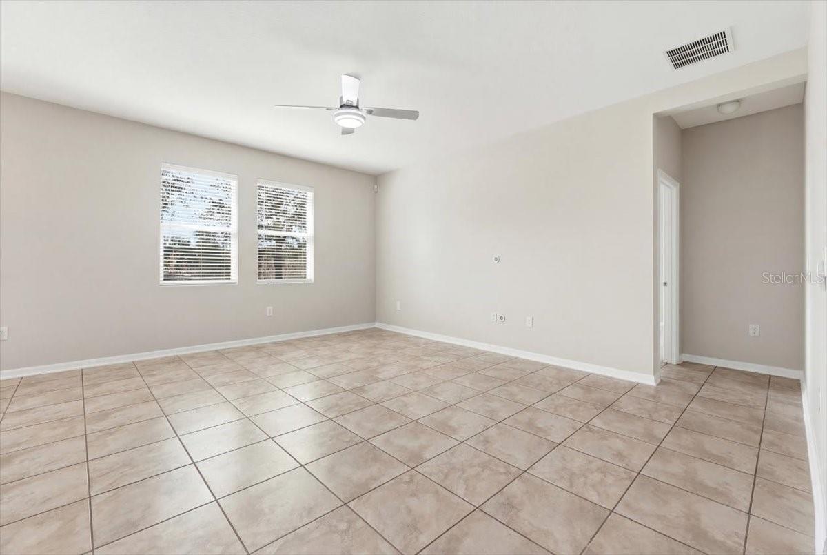 Image 4 of 42 For 215 Lakeshore Drive