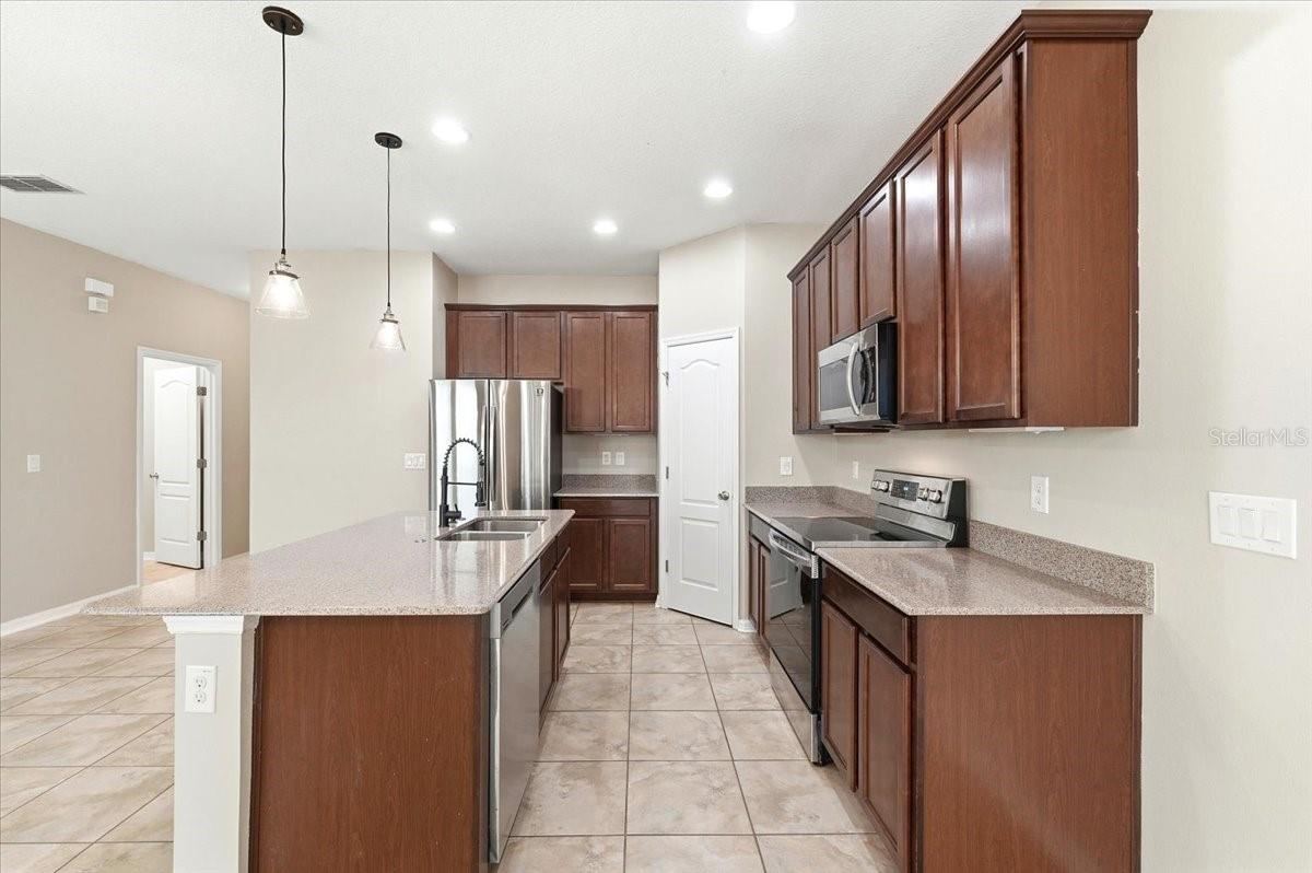 Image 7 of 42 For 215 Lakeshore Drive