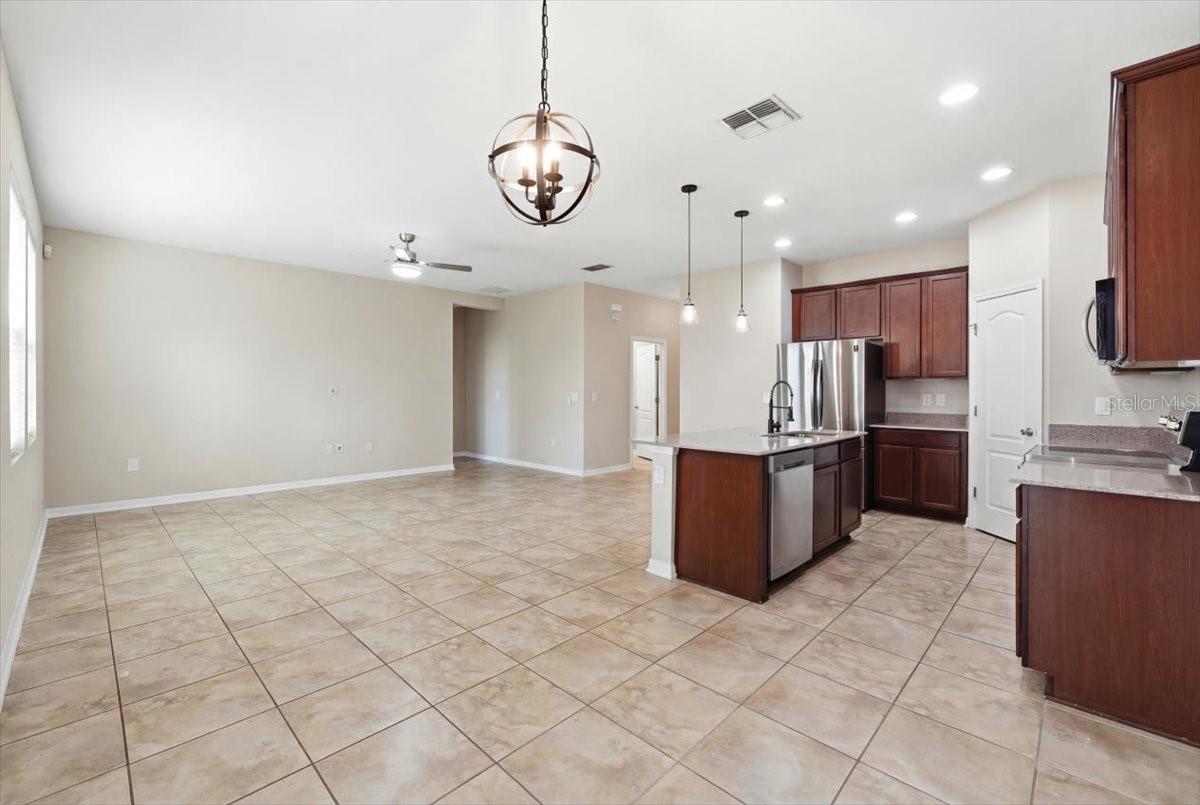 Image 8 of 42 For 215 Lakeshore Drive