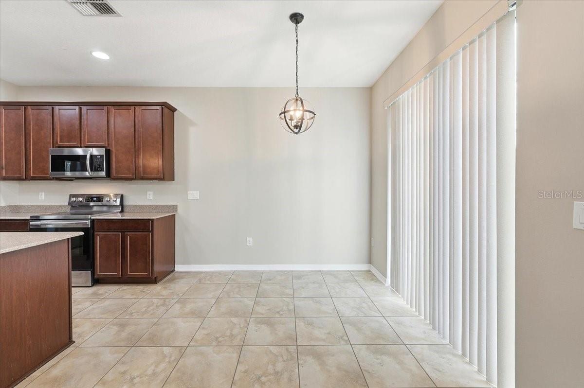 Image 9 of 42 For 215 Lakeshore Drive