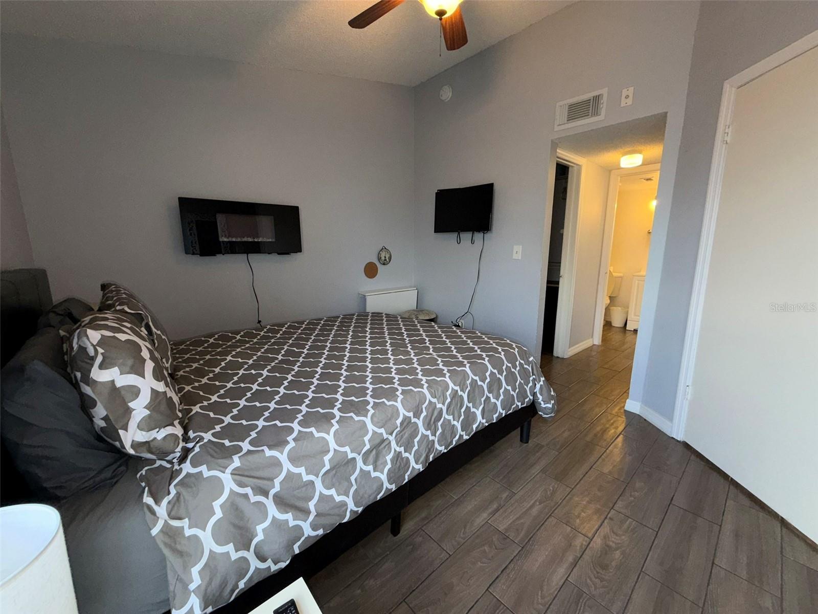 Image 9 of 13 For 1940 Lake Atriums Circle 110