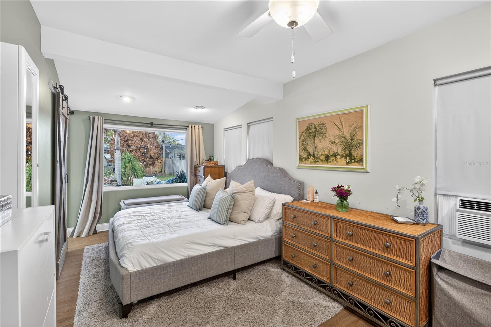 Image 24 of 34 For 1433 Smith Street