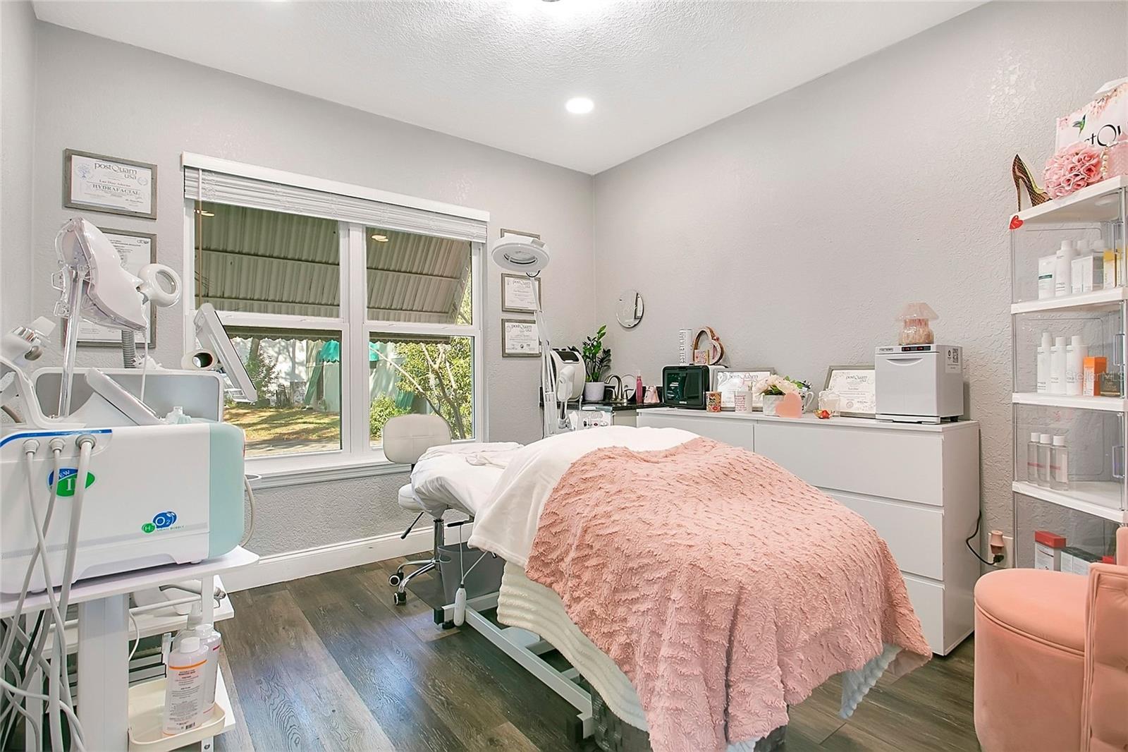 Image 4 of 18 For 705 Michigan Street