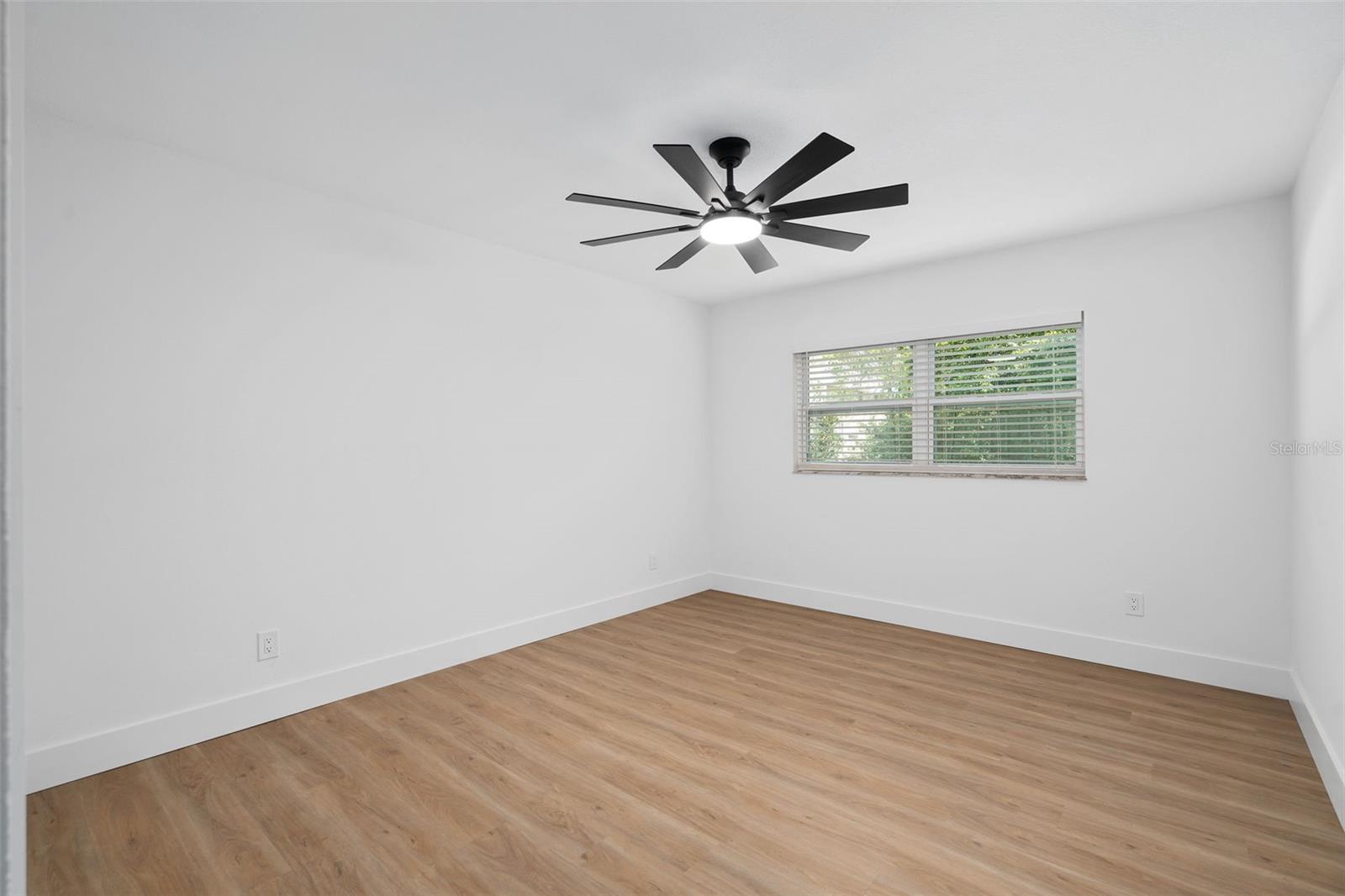 Image 33 of 51 For 106 Oakwood Drive