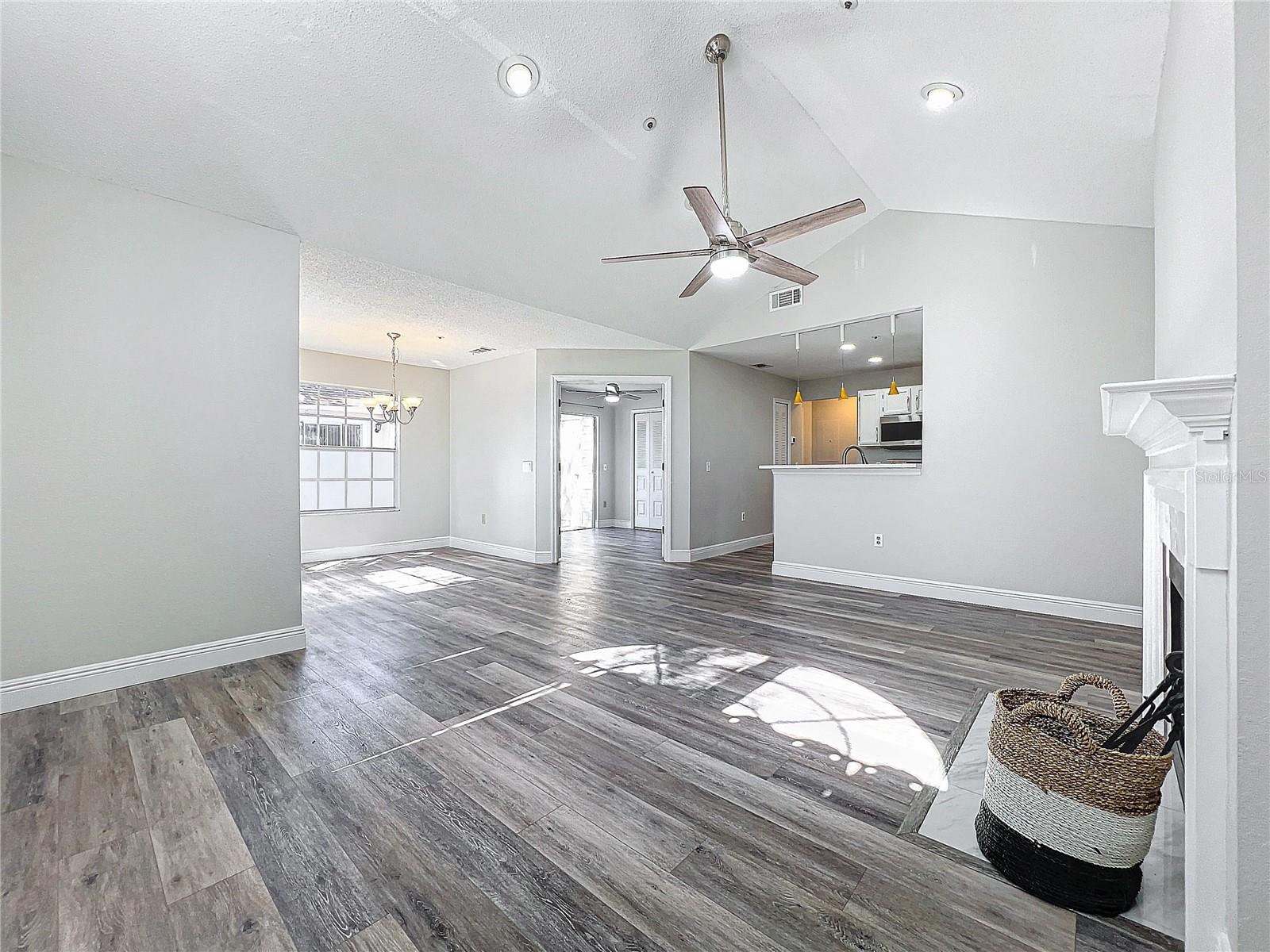 Image 18 of 87 For 665 Youngstown Parkway 264