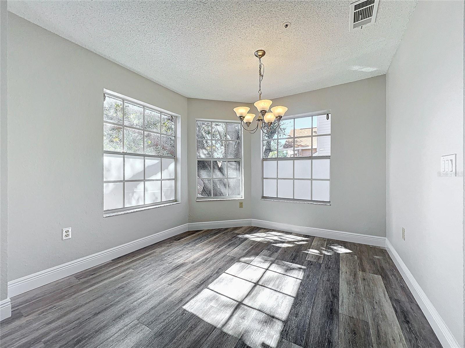 Image 20 of 87 For 665 Youngstown Parkway 264